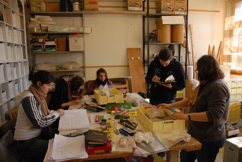 Abb. 15: Studierende bei Fundbearbeitungskamapgne 2013 (IKA 2014)
