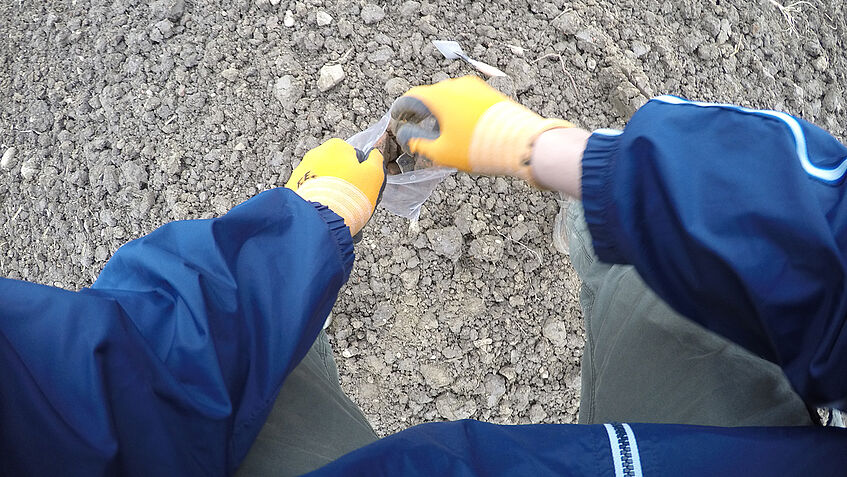 Studierender beim Survey in Waldling, ausgestattet mit einer GoPro Hero4 Silver zur Metadatendokumentation (Foto: Dominik Hagmann 2016 | CC-BY 4.0)